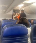 尷尬！廁所門卡住乘客被困 飛機緊急備降丹佛-卡塔爾的國際快遞