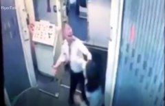 視頻：美國共和航空飛行員與同事在廊橋上斗毆-國際快遞價格