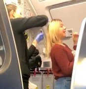 惡心！醉漢吐到乘客頭上 飛機惡臭導致延誤-國際快遞查詢