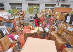 阿曼的國際快遞-“雙11”訂單配送高峰 快遞員夫妻上陣闖難關(guān)