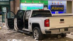 土耳其的空運-驚險！皮卡破墻撞入美佛州一機場 司機重傷