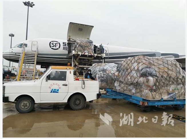 兩架專機馳援武漢 32噸藥品口罩抵漢520481_ 兩架專機馳援武漢 32噸藥品口罩抵漢