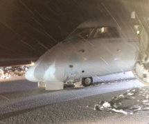 烏克蘭航空-多圖：西捷航空客機降落時起落架坍塌 機場關閉