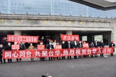 香港國際快遞-61名農民工打“飛的”赴浙務工 茅臺機場真情護航