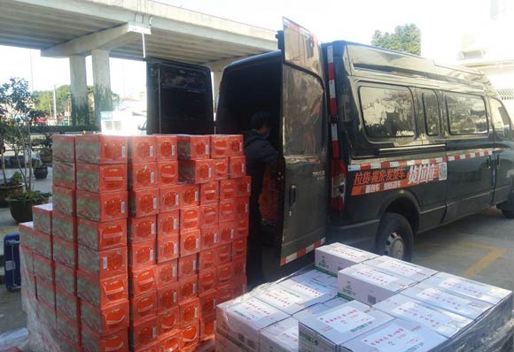 楊師傅和他的同伴正在搬運(yùn)抗疫物資