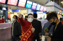 歐洲航運代理-助力復工復產 成都航空紅綬帶在機場飄起來