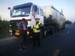國際海運五原交管大隊與路政部門聯合整治貨運車輛超限超載