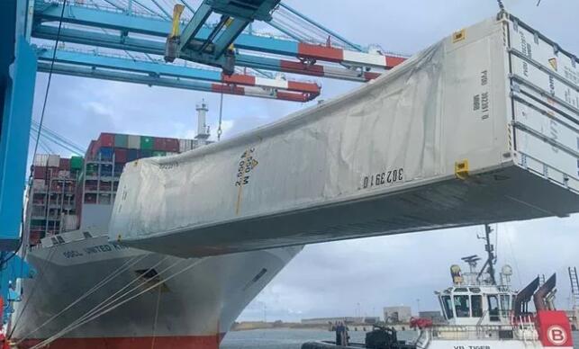 突發(fā)事故：OOCL貨船卸貨時集裝箱落水，現(xiàn)場一片混亂（附圖）
-海運費查詢