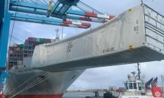 突發事故：OOCL貨船卸貨時集裝箱落水，現場一片混亂（附圖）
-海運費查詢