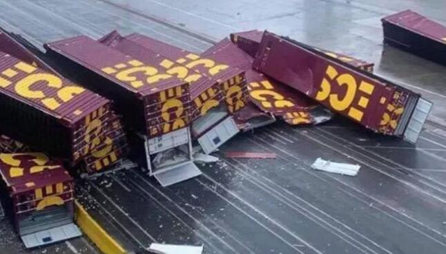 突發(fā)事故：OOCL貨船卸貨時集裝箱落水，現(xiàn)場一片混亂（附圖）
-海運費查詢