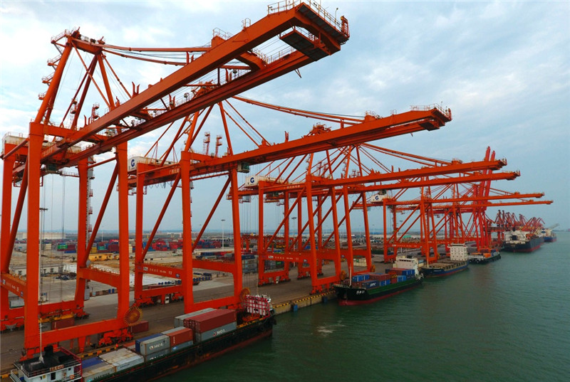 這是繁忙的廣西欽州保稅港區碼頭(4月27日攝)。